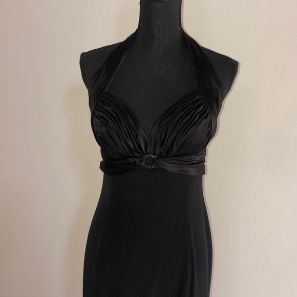 Stunning halter gown - Picture 4 of 8